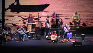 هنرنمایی گروه رستاک با اجرای کنسرت «میان خورشیدهای همیشه»