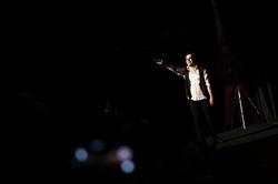 خواننده راک با «شال» روی صحنه رفت