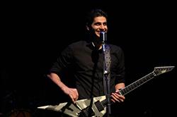 شهاب صادقی اولین کنسرت الکترو-هارد راک را برگزار کرد