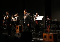 محمد معتمدی با همراهی ارکستر «نیایش» روی صحنه رفت
