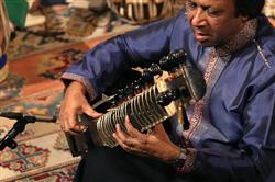 نوازنده مطرح هندی در جشنواره هنرنمایی کرد 