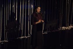 مهیار علیزاده پرفورمنس «تکرار نامنظم بی‌تو» را روی صحنه برد