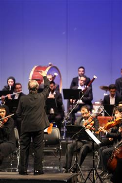ارکستر ملی به خوانندگی وحید تاج روی صحنه رفت